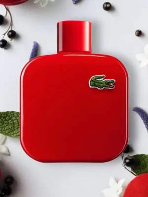 Frasco de perfume Eau de Lacoste L.12.12 Rouge Eau de Toilette 100 ml para hombre, de color rojo vibrante con tapa blanca, sobre fondo blanco. Fragancia amaderada y especiada.